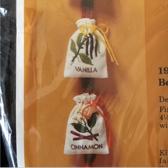 THE CREATIVE CIRCLE Stitchery Kit Kitchen Spice Sacks - Picture 4 of 9